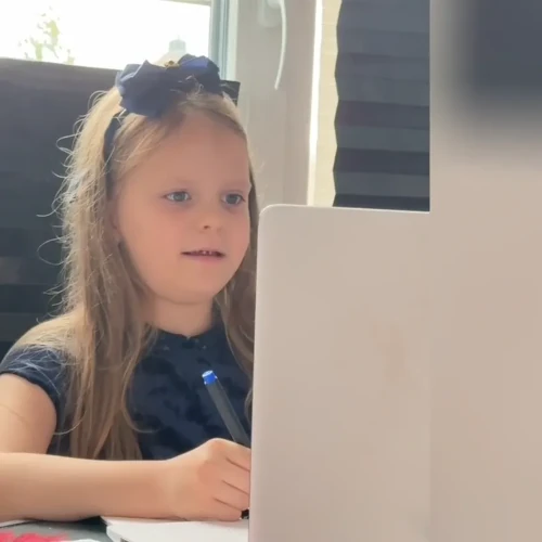 Фрагмент онлайн-урока по обучению чтению: девочка 5 лет учится читать