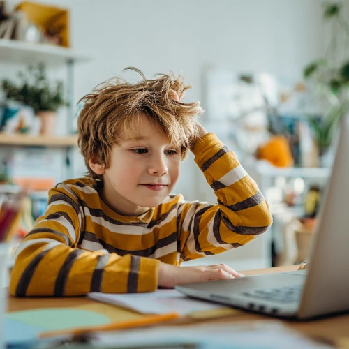 Ребёнок делает артикуляционную гимнастику для звука З